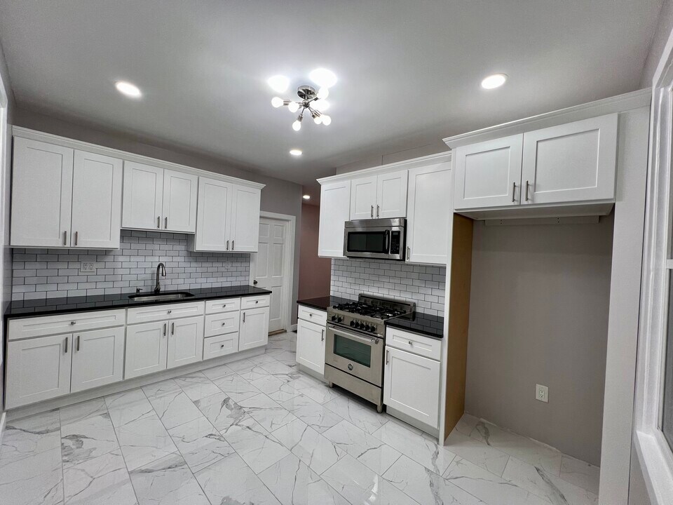 83 W 11th St, Unit 1 in Bayonne, NJ - Foto de edificio