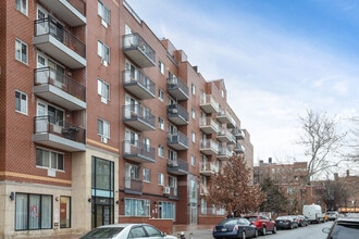 64-73 Austin St in Rego Park, NY - Building Photo - Building Photo