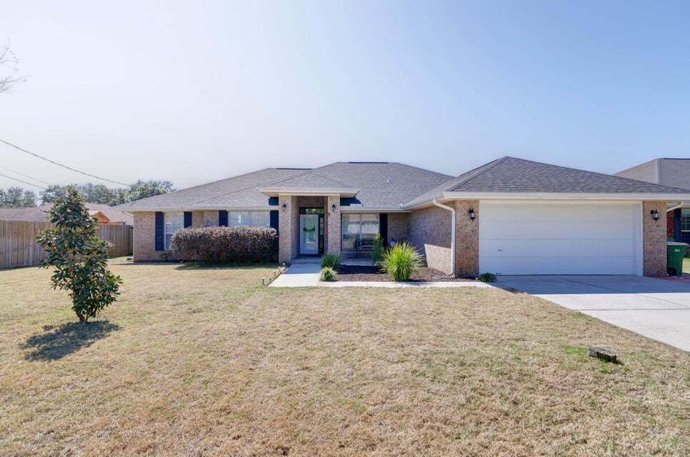 8271 Branston Dr in Navarre, FL - Building Photo