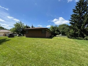 2330 S Brookside Pkwy in New Berlin, WI - Building Photo - Building Photo