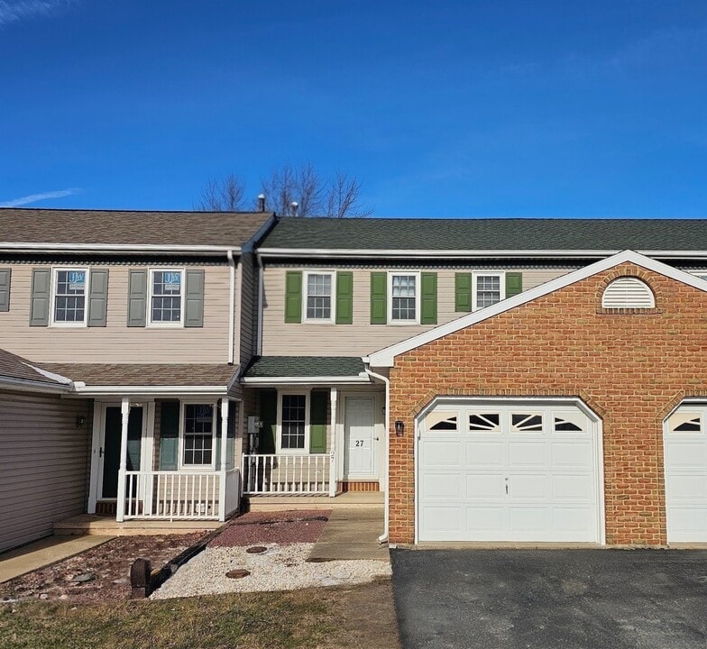 27 Penny Ln in Lebanon, PA - Building Photo