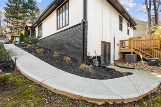 915 Lost Forest Dr NW in Atlanta, GA - Building Photo - Building Photo