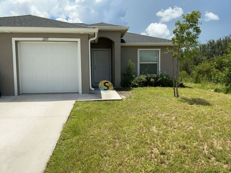 12191 Tetzel Ave in Port Charlotte, FL - Building Photo
