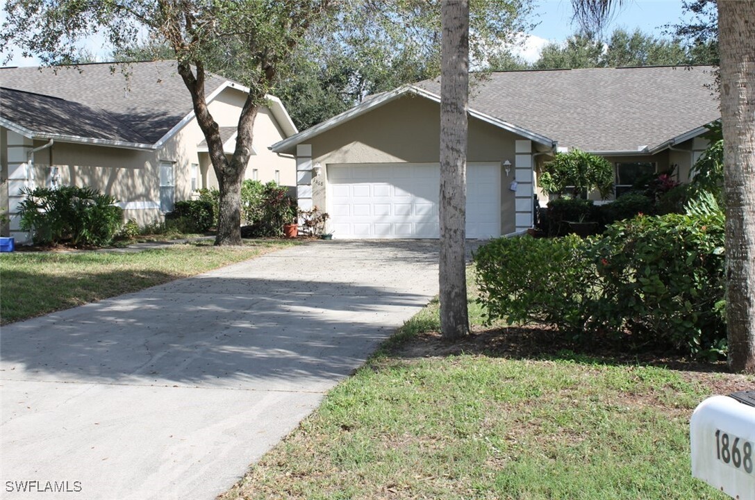 1868 W Crown Pointe Blvd in Naples, FL - Building Photo