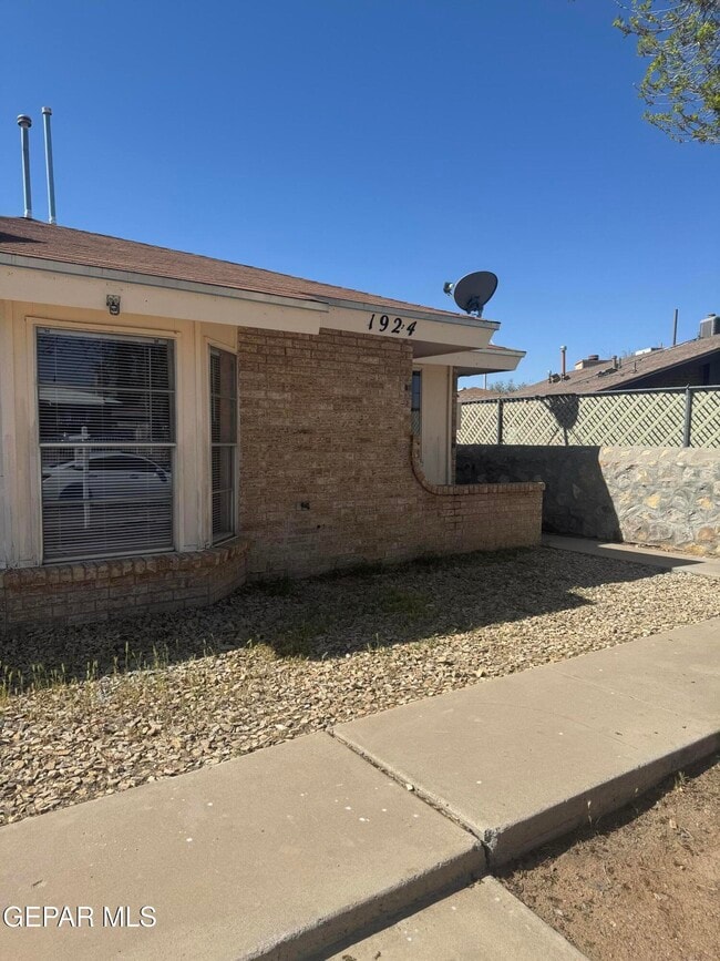 property at 1924 Estrada Dr