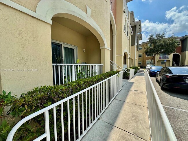 10870 NW 88th Ter, Unit 225 in Doral, FL - Foto de edificio - Building Photo