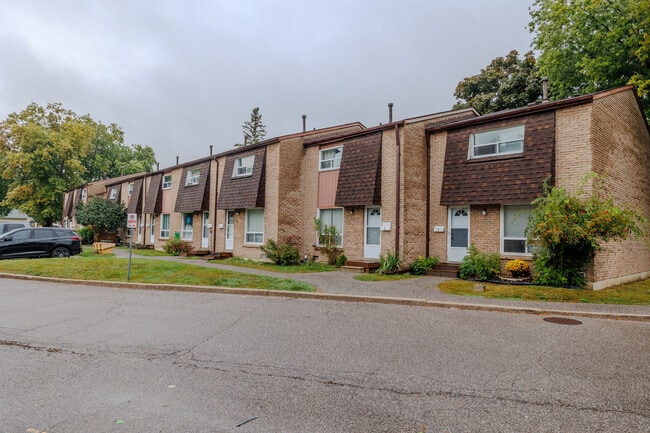 3400 The Credit Woodlands Townhomes in Mississauga, ON - Building Photo - Building Photo
