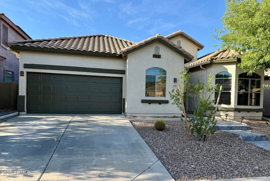 4601 W Moss Springs Rd in Phoenix, AZ - Building Photo
