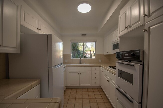 14706 Dickens St, Unit 05 in Los Angeles, CA - Foto de edificio - Building Photo