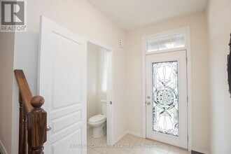 331 Stonehenge Dr in Hamilton, ON - Building Photo - Building Photo