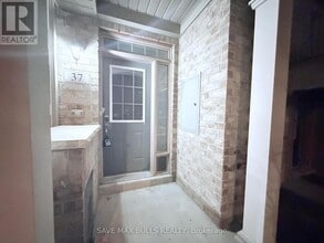 37 Magpie Way in Whitby, ON - Building Photo - Building Photo