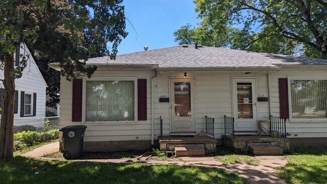 637-639 Home Park Blvd in Waterloo, IA - Building Photo - Building Photo