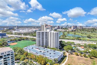 3300 NE 191st St in Aventura, FL - Foto de edificio - Building Photo