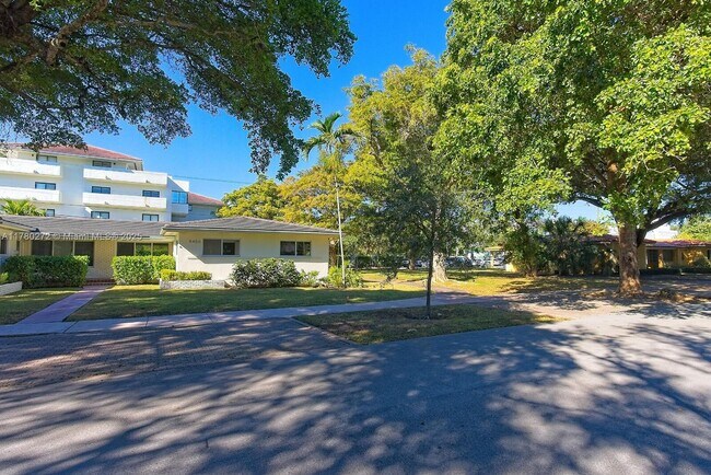 5400 Orduna Dr in Coral Gables, FL - Building Photo - Building Photo