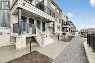801 Glenroy Gilbert Dr in Ottawa, ON - Building Photo - Building Photo