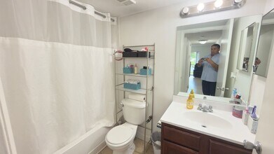 7610 Westwood Dr in Tamarac, FL - Building Photo - Building Photo
