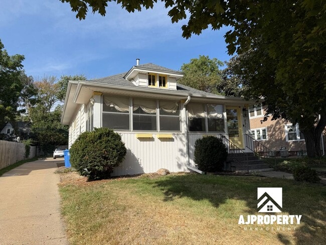 property at 821 N Prairie Ave