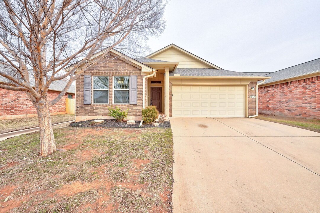 18520 Rastro Dr in Edmond, OK - Building Photo