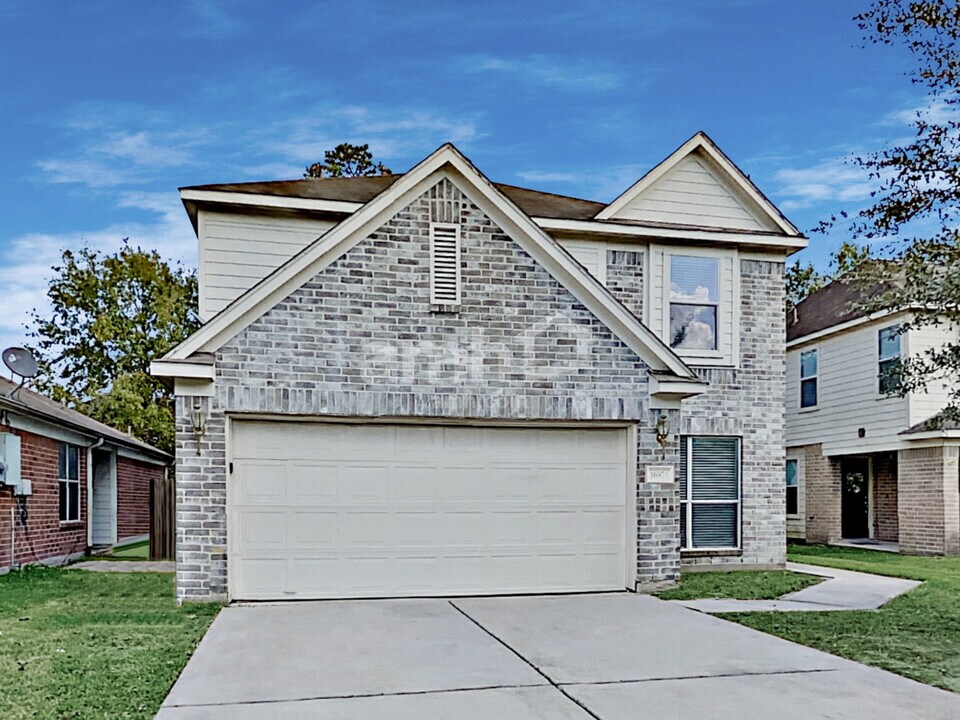 16973 Scenic Knoll in Conroe, TX - Foto de edificio