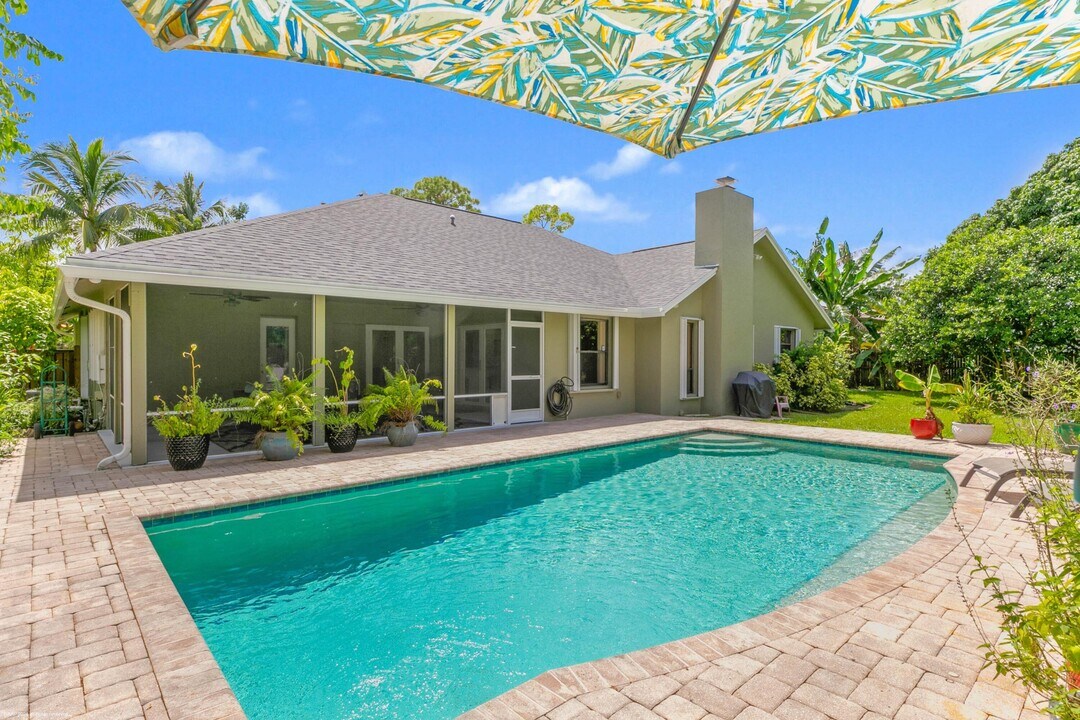 12171 Old Country Rd N in Wellington, FL - Building Photo