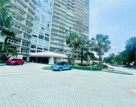 2451 Brickell Ave in Miami, FL - Building Photo - Building Photo