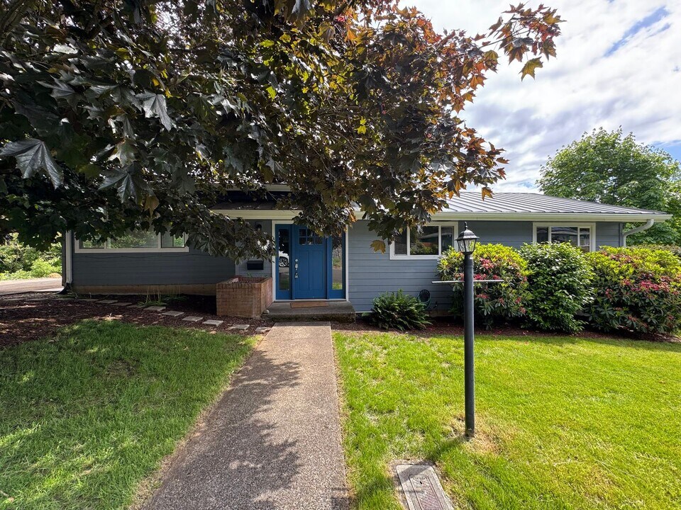 9530 NE Thompson St in Portland, OR - Building Photo