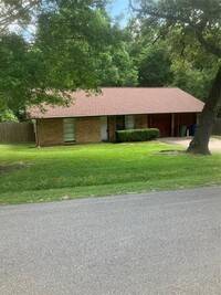 4418 Shady Ln in Huntsville, TX - Foto de edificio - Building Photo