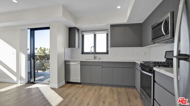846 S Mariposa Ave in Los Angeles, CA - Foto de edificio - Building Photo