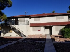 5282 S Maryland Pky, Unit D in Las Vegas, NV - Building Photo - Building Photo