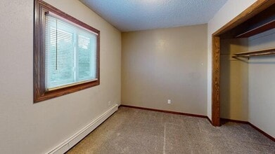 202 4th Ave SW in Mandan, ND - Foto de edificio - Building Photo
