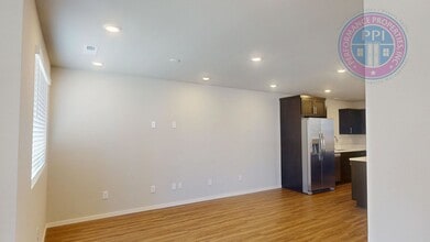 875 Eaden St in Woodburn, OR - Building Photo - Building Photo
