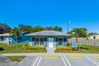 Woodhaven Villas in Palm Springs, FL - Foto de edificio - Building Photo