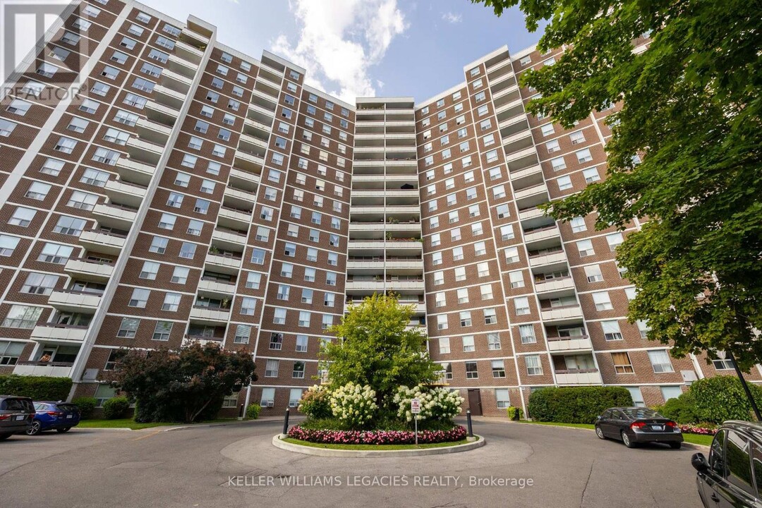 20-620 Edgecliff Golfway in Toronto, ON - Building Photo