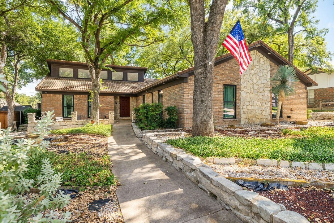 1100 Wayland Dr in Arlington, TX - Building Photo