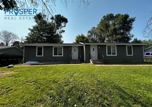 521 Cedar Dr N in Hudson, WI - Building Photo - Building Photo