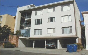 370 Staten Ave in Oakland, CA - Foto de edificio - Building Photo