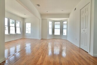 264 Greylock Pkwy in Belleville, NJ - Building Photo - Building Photo
