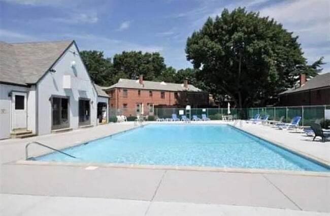 36 Pierce Rd, Unit Lexington St Apartment in Watertown, MA - Foto de edificio - Building Photo