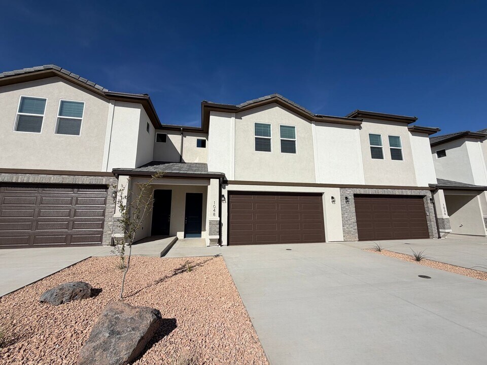 1048 S 4380 W in Hurricane, UT - Building Photo