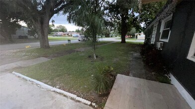 6390 Hayes St in Hollywood, FL - Building Photo - Building Photo