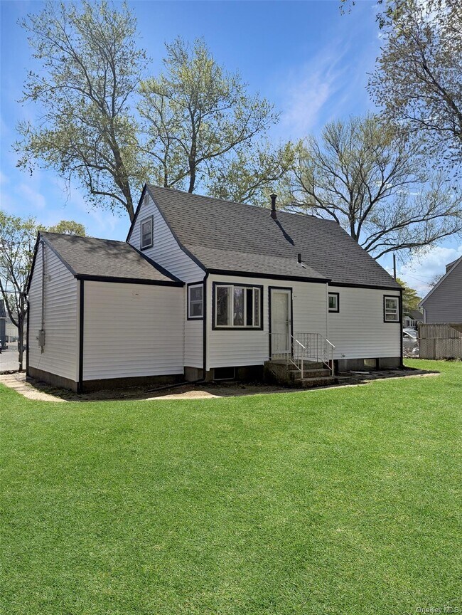 13 Winston Ln in Port Jefferson Station, NY - Building Photo - Building Photo