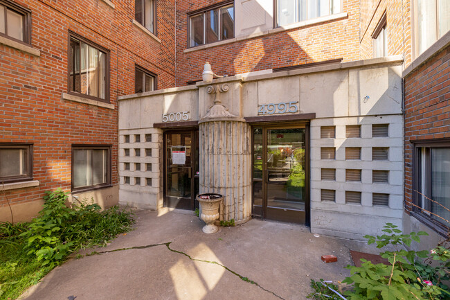 4995-5005 de la Côte-Sainte-Catherine in Montréal, QC - Building Photo - Building Photo