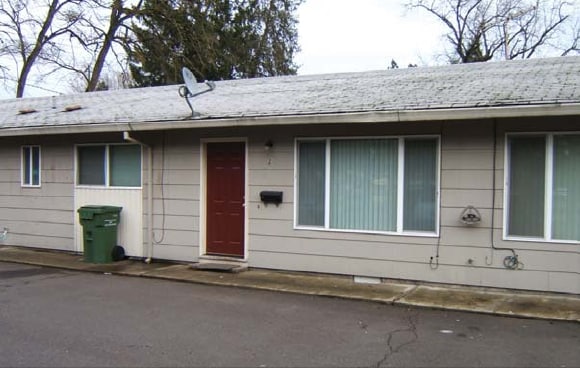 414 W Third St in Newberg, OR - Foto de edificio - Building Photo