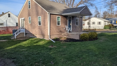 2425 E Ave in Levittown, PA - Foto de edificio - Building Photo