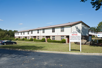 English Village Apartments in Carrollton, GA - Building Photo - Building Photo