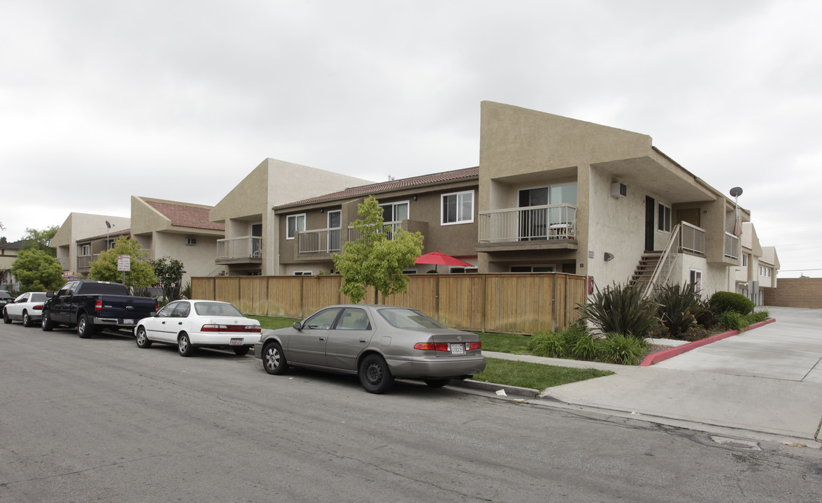 Park Larson Condominiums in Garden Grove, CA - Foto de edificio