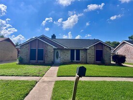 10118 Sageglow Dr in Houston, TX - Building Photo