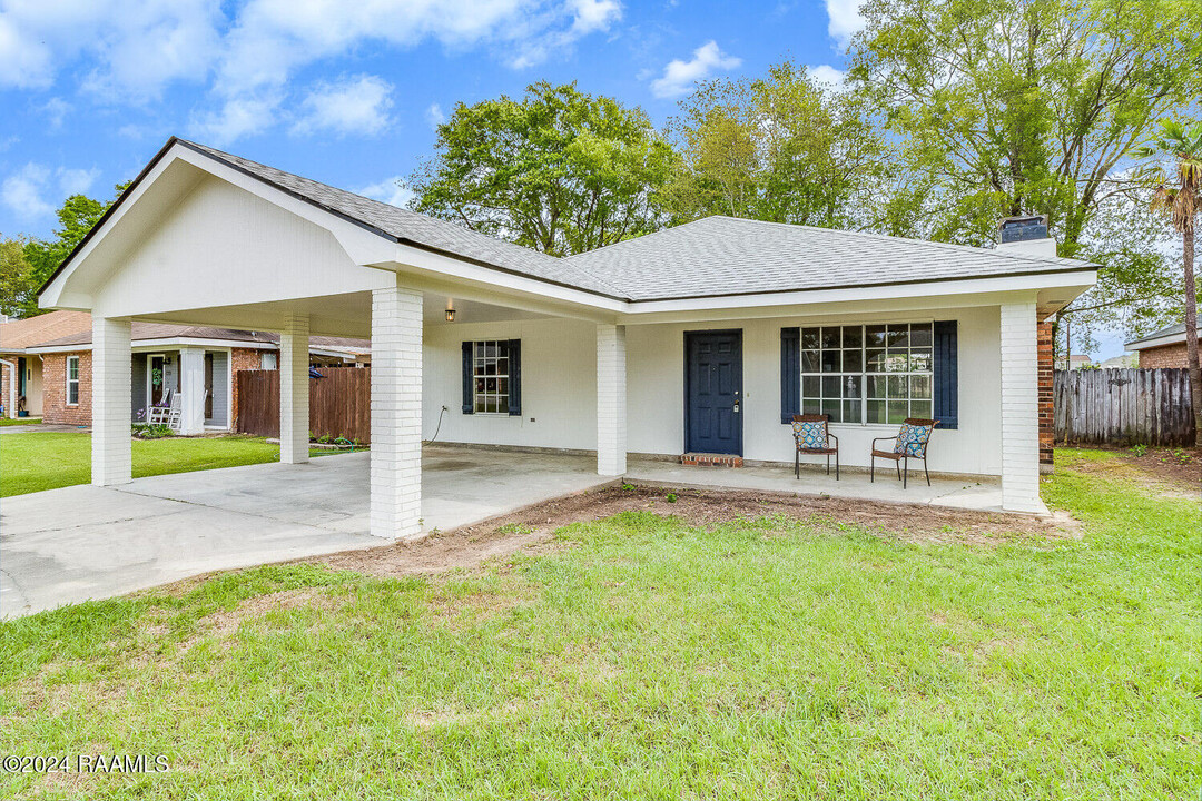 231 Caledonia Dr in Lafayette, LA - Foto de edificio