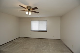 Trianon Apartments & Townhomes in Topeka, KS - Building Photo - Building Photo