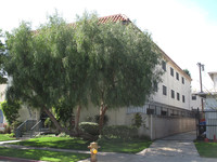 8733 Ramsgate Ave in Los Angeles, CA - Foto de edificio - Building Photo